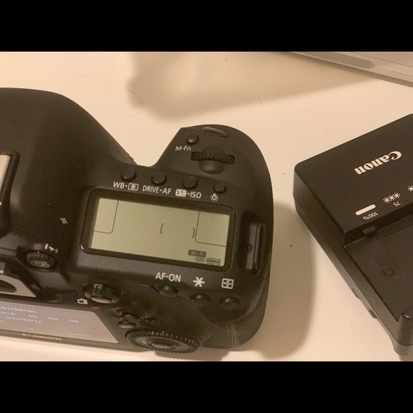 Canon CAMERA MARK IV KIT WITH LENS - Picture 7 of 11